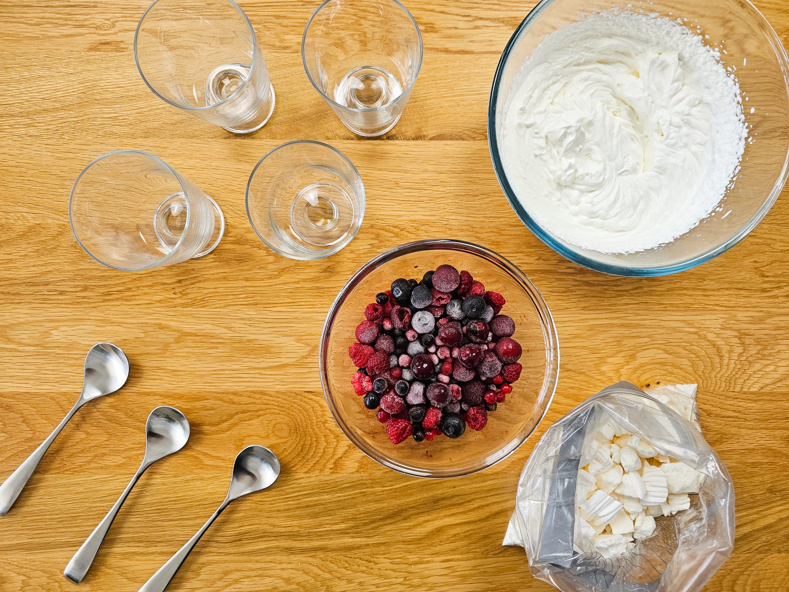 Beeren Sahne Baiser Dessert im Glas